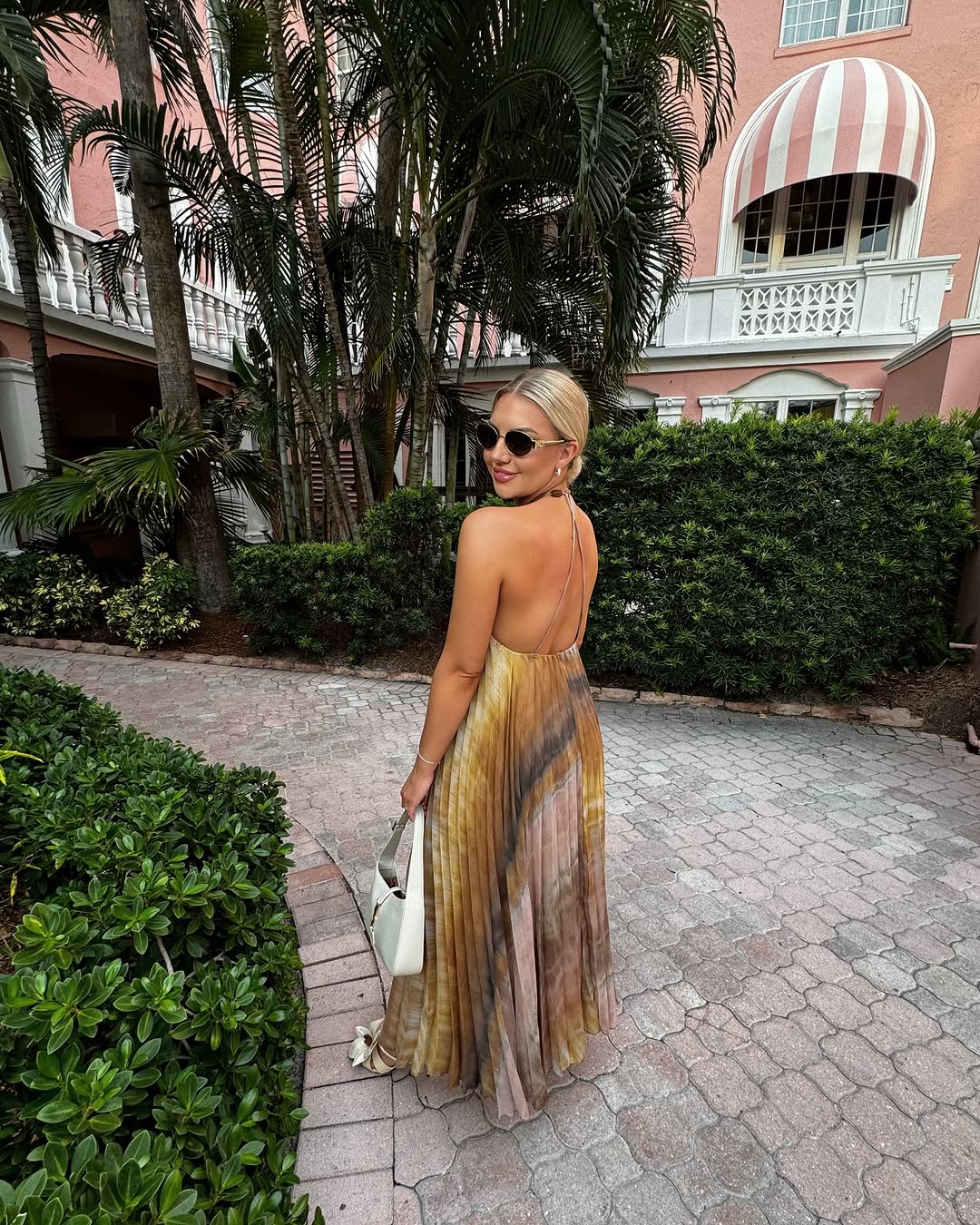 Albina Plissiertes Neckholder-Maxikleid für den Urlaub