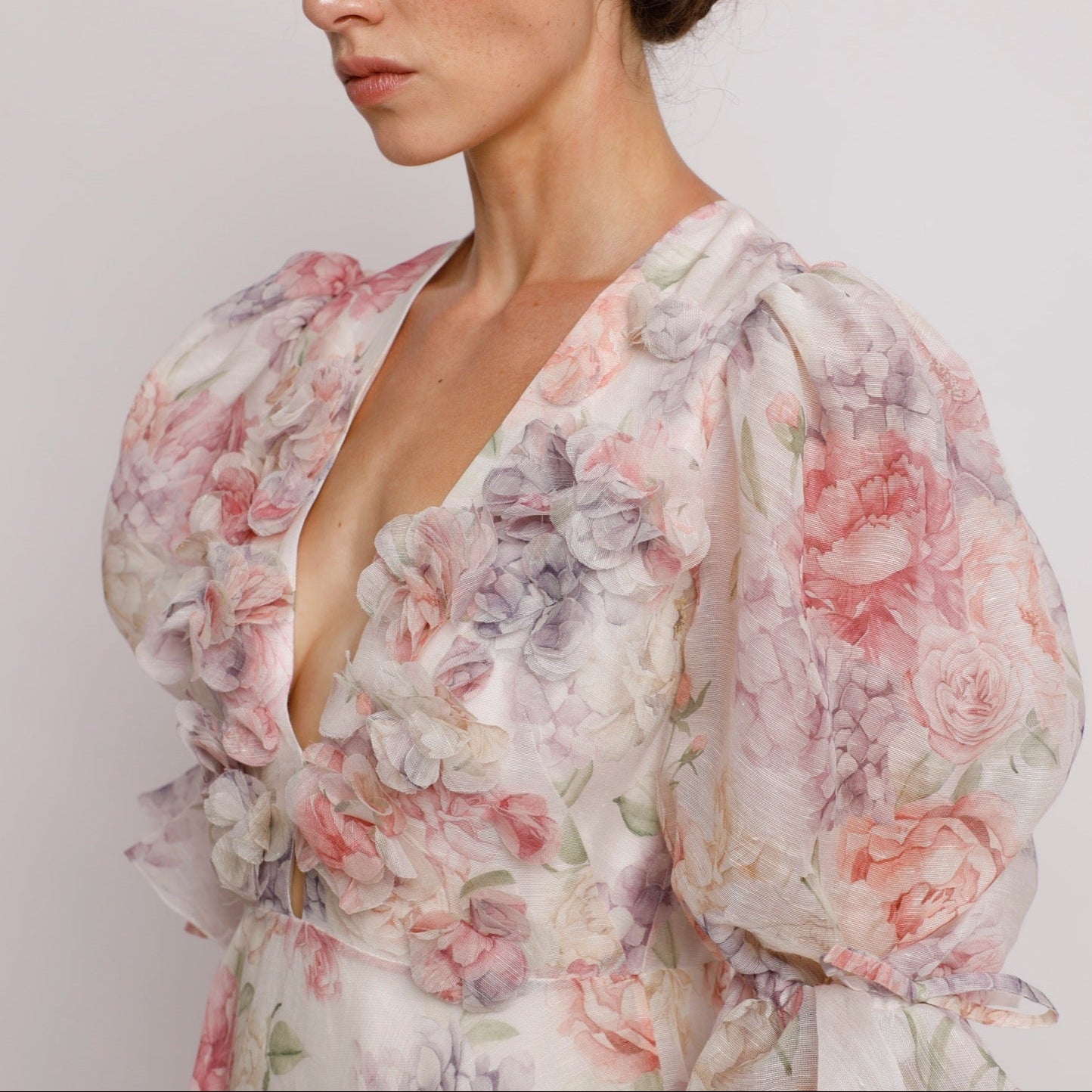 Macie - Vestito midi in chiffon con maniche a sbuffo floreali