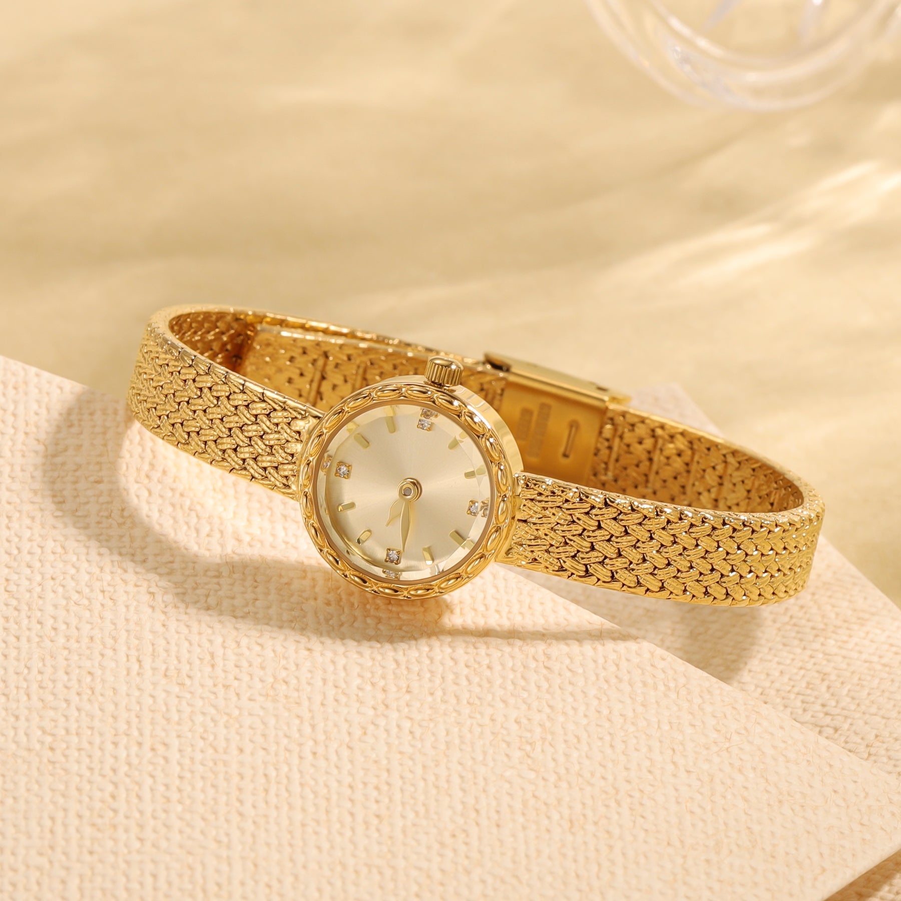 Vintage womens watch - Gold Round face timeless watch