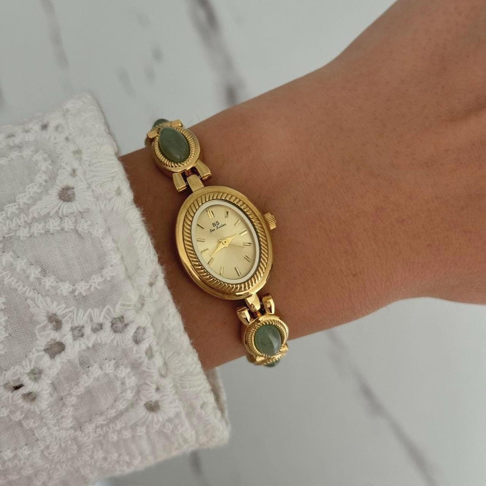 Dainty Vintage Watch - Elegant Vintaged Styled Timepiece