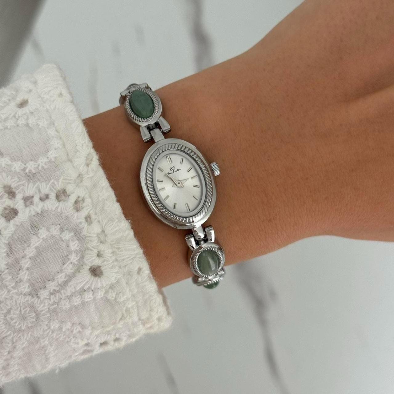 Dainty Vintage Watch - Elegant Vintaged Styled Timepiece